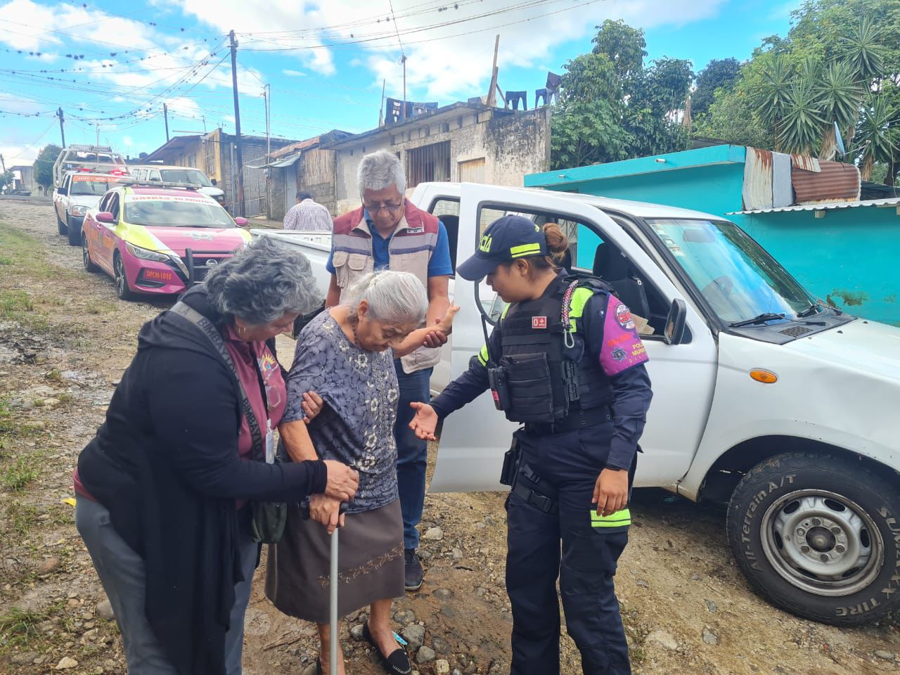 Ayuntamiento de Córdoba resguarda a adulta mayor de la colonia El Mirador, ante riesgo por las fuertes lluvias