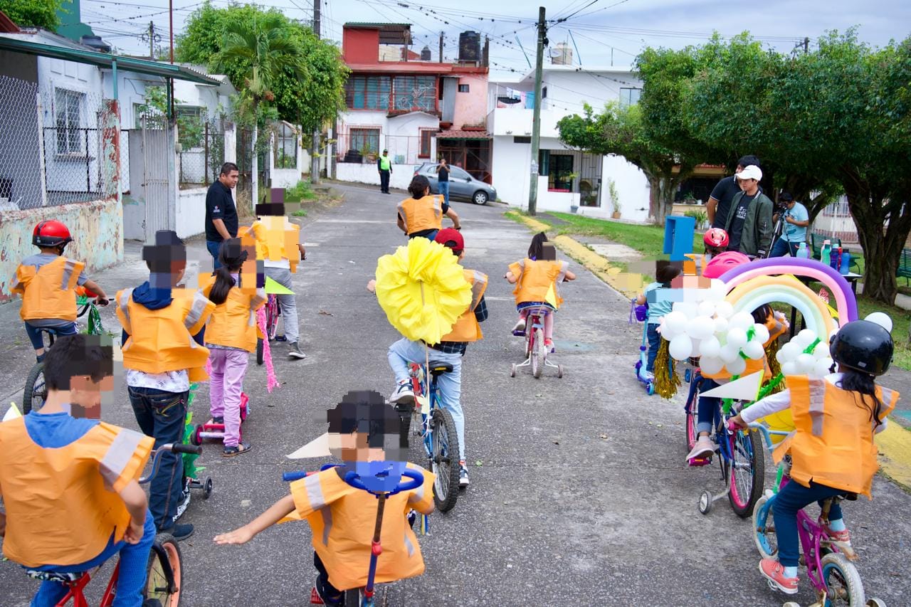 Realizan niños “Tour de letras en bicicleta” acompañados de adultos mayores