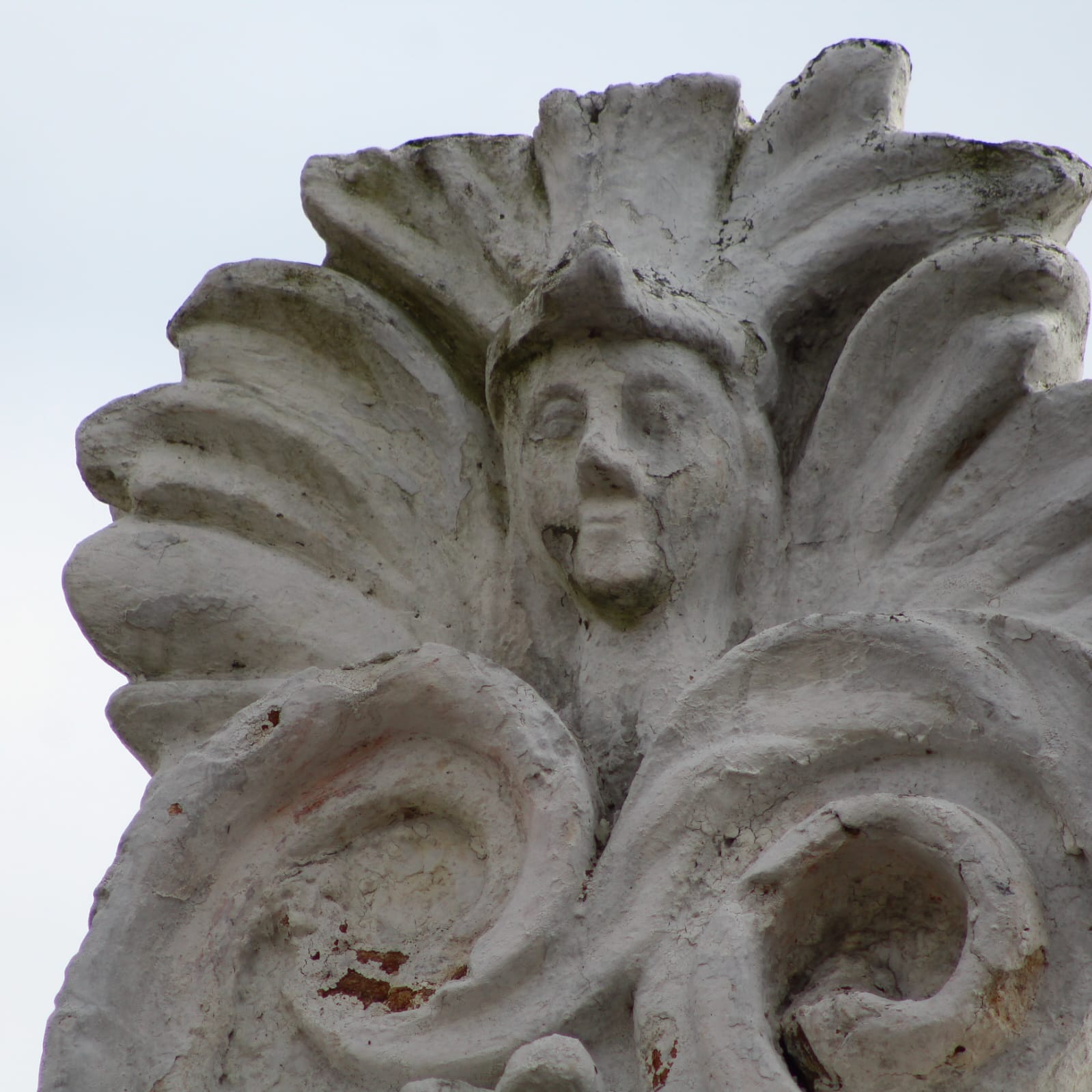 Algunos elementos ornamentales de influencia barroca, en el estilo arquitectónico del ex Colegio Preparatorio